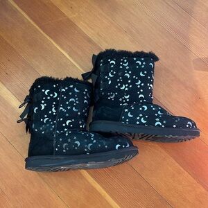 Lightly worn vintage lunar print Uggs with bows. Size 3